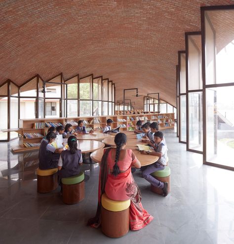 Sameep Padora, Public Library Design, Brick Roof, Timber Battens, Library Architecture, Childrens Library, School Campus, Small Courtyards, Modern Library