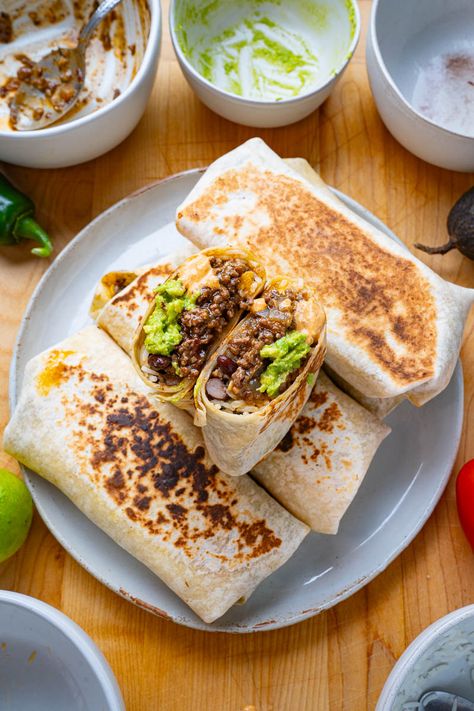 Taco Burrito, Snacks For Munchies, Tacos Burritos, Best Burittos Recipes, Cheese Burger Burrito, California Burritos, Mexican Homemade Food, Lunch Burritos, Burito Mexicanos