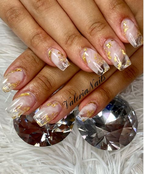 Gold White Marble Nails, Gold Paper Nails, White Gold Marble Nails, Short Marble Acrylic Nails, White Nails With Gold Flakes, Marble Nails With Gold, Nail Art With Gold, Wet Nails, White Marble Nails