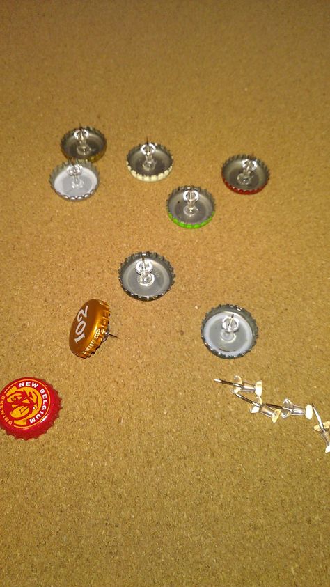 What To Do With Beer Bottle Caps, How To Make Pins Out Of Bottle Caps, Diy Beer Bottle Cap Crafts, Beer Crafts, Diy Bottle Cap Crafts, Beer Cap Art, Bottle Top Crafts, Bottle Cap Projects, Decorative Push Pins