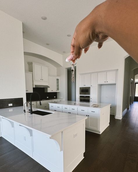 Tayllor Lloyd | MOVING WEEKEND - A DUMP 📦 1. Infamous keys photo 🔑 2. My moving truck ironically had my name on it?? Lmao yall said it was confirmation s… | Instagram New House Aesthetic Black Women, New Apartment Aesthetic Keys Black, Holding House Keys Aesthetic, Move In Day Aesthetic, Flipping Houses Aesthetic, Just Bought A House Picture, Apartment Names Ideas, Apartment Move In, House Keys In Hand