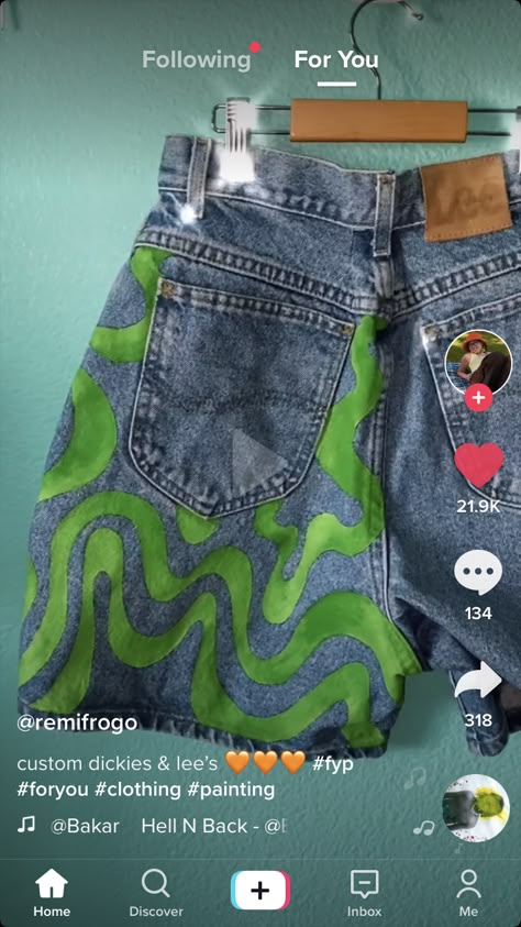 Painted Jean Shorts Aesthetic, Painting On Shorts Ideas, Custom Shorts Paint, Painted Shorts Aesthetic, Painted Jeans Designs, Drawing On Shorts, Painting Jean Shorts, Painting Shorts Ideas, Diy Neon Clothes