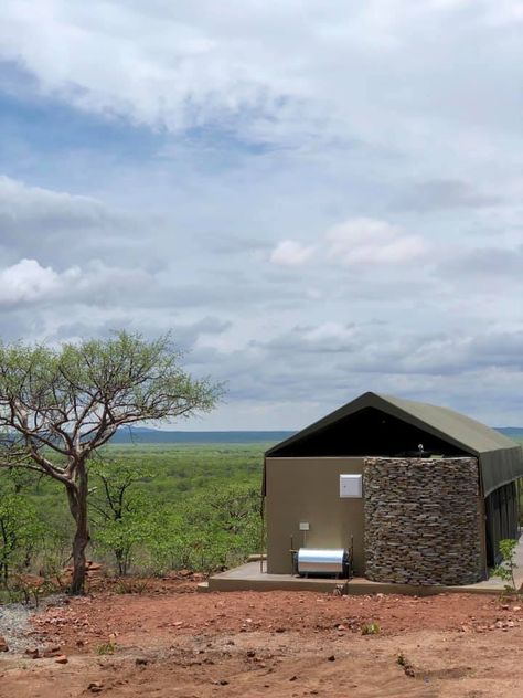 Lodge Bathroom, Tents Camping Glamping, Bush Lodge, Luxury Safari Lodge, Tented Camp, Tents Camping, African Architecture, Hunting Camp, Suite Bathroom