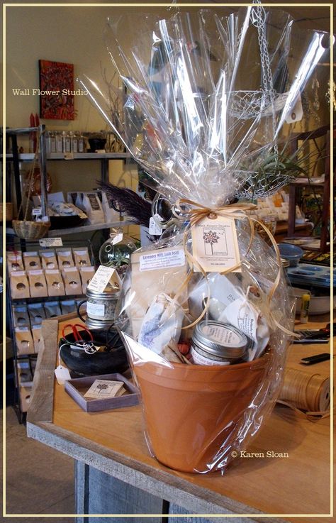 Raffle Gift Basket Ideas, Auction Gift Basket Ideas, Class Mom, Theme Baskets, Silent Auction Baskets, Gardening Gift Baskets, Auction Basket, Homemade Gift Baskets, Auction Baskets