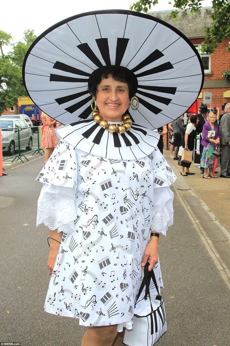 Revellers descend on Royal Ascot in VERY flamboyant headgear | Daily Mail Online Royal Ascot Ladies Day, Fancy Dress Ideas, Ascot Ladies Day, Music Hat, Dance Design, Crazy Hats, Green Lace Dresses, Pantomime, Theme Dress