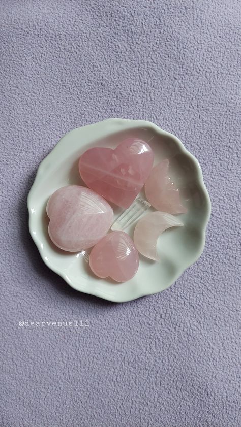 A little collection of rose quartz hearts and moons, and a mini clear quartz point on a shell-shaped plate Clear Quartz Point, Rose Quartz Heart, Quartz Points, Clear Quartz, Rose Quartz, Shells, Moon, Crystals