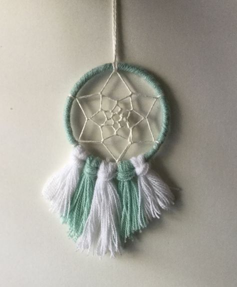 Mini dream catcher Macrame Dream Catcher Keychain, Diy Mini Dream Catcher, Small Dream Catcher Diy, Dream Catcher Designs Pattern, Mini Dream Catcher Macrame, Yarn Dream Catcher, Dream Catcher Step By Step, Dream Catcher Embroidery, Dream Catcher Ideas