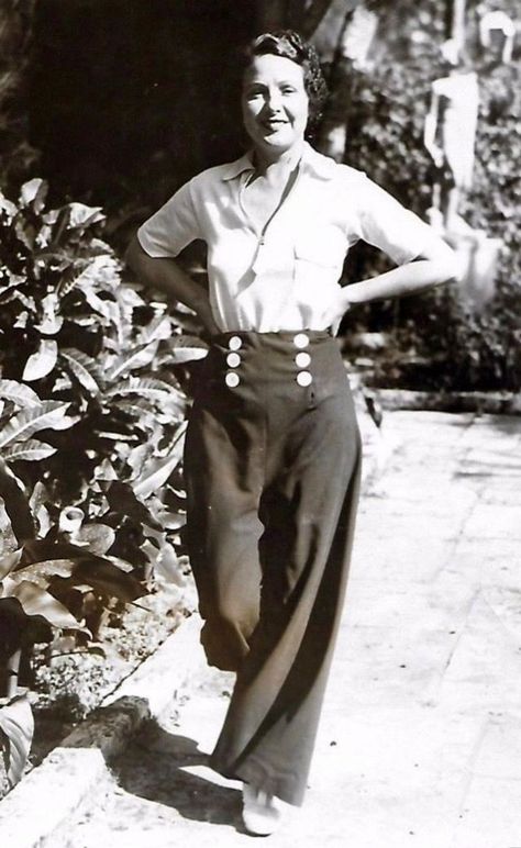 35 Cool Pics That Defined the 1930s Female Trousers ~ vintage everyday 1930 Fashion Women, 1930s Trousers, Outfit 50s, Beach Pyjamas, 1938 Fashion, Womens Workwear, French Riviera Style, Vintage Fashion 1930s, 1930 Fashion