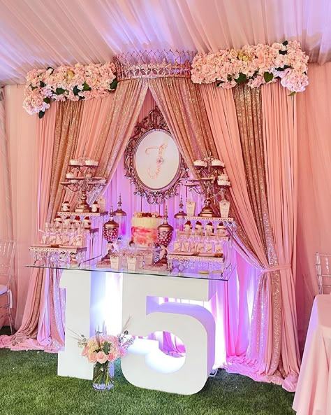 Quinceañera Decorations Ideas Pink, Quinceañera Cake Table, Pink Flower Quinceanera Theme, Quinceanera Photobooth, 15 Backdrop, Quinceañera Backdrop, Quince Backdrop, Quince Backdrop Ideas, Quinceanera Main Table Ideas