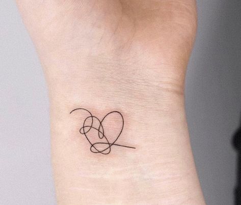 Messy Heart Tattoo, Heart Strings Tattoo, String Tattoo Ideas, Invisible String Tattoo, Soulmate Tattoo, String Tattoo, Bff Tats, Invisible String, Heart Strings