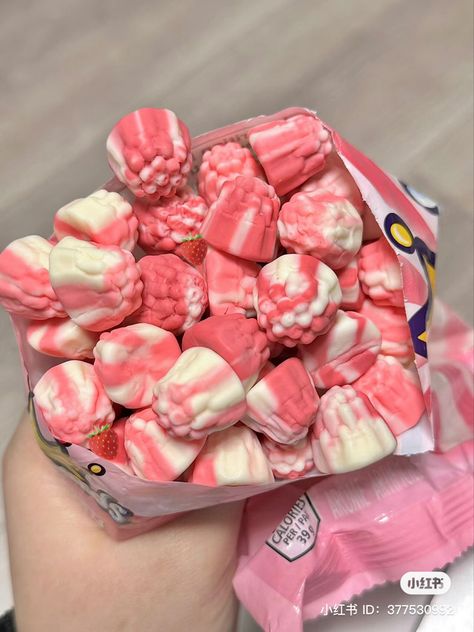 #douyin#ulzzang#korean#chinese#cute#aesthetic Chinese Candy, I Want Food, Pastel Cupcakes, Korean Snacks, Kawaii Cooking, Sleepover Food, Junk Food Snacks, Cute Snacks, Food Drinks Dessert