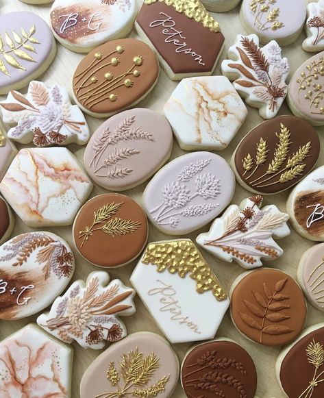 Burlap Cookies Decorated, Round Cookie Decorating Ideas Fall, Textured Cookies Decorated, Neutral Cookies Decorated, Terracotta Cookies, Autumn Royal Icing Cookies, Boho Decorated Cookies, Elegant Cookies Decorated, Fall Cookie Designs