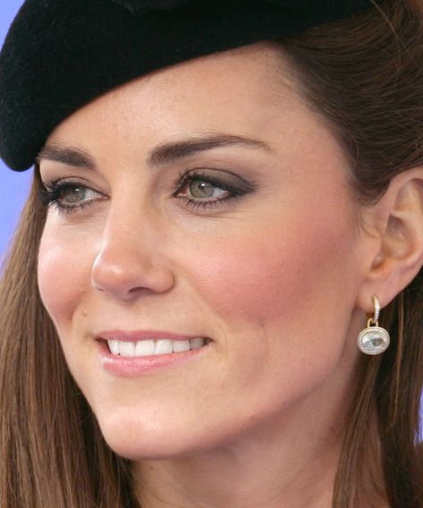 The Hair And Makeup Looks Kate Middleton Always Wears Middleton Style Casual, Kate Middleton Haircut, Vestidos Kate Middleton, Kate Middleton Makeup, Kate Middleton Stil, Moda Kate Middleton, Kate Middleton Shoes, Kate Middleton Jewelry, Kate Makeup