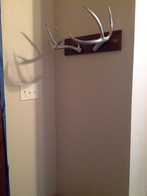 Deer antler coat rack Antler Coat Hanger, Deer Antler Hat Rack, Diy Deer Antler Mount, Deer Antler Coat Rack, Antler Hat Rack, Deer Camp Ideas, Diy Deer Antlers, Antler Coat Rack, Diy Antlers