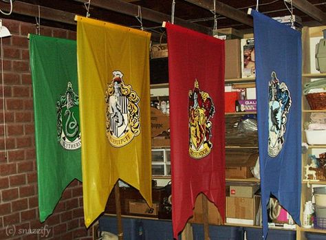 Harry Potter Flags, Harry Potter House Banners, Classe Harry Potter, Hogwarts Party, Harry Potter Halloween Party, Cumpleaños Harry Potter, Harry Potter Bday, Harry Potter Classroom, Harry Potter Theme Party