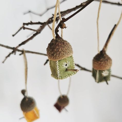 Hanging decorations, felt birdhouse (several colors available), adorned with an oak acorn hood, with an ecru linen string. Sewn, embroidered and assembled by hand.These works are hand-made and unique, consequently some very small differences can happen. Despite all that, I try to be as faithful as possible about the basic model ;)If you have any questions, please do not hesitate to contact me on Etsy. ___________________________________••• C H A R A C T E R I S T I C S •••DIMENSIONS1.57" x 0.79" Felted Nest, Natural Christmas Ornaments, Natural Decorations, Acorn Crafts, Pumpkin Ornament, Winter Ornaments, Felt Tree, Natural Christmas, Felt Christmas Ornaments