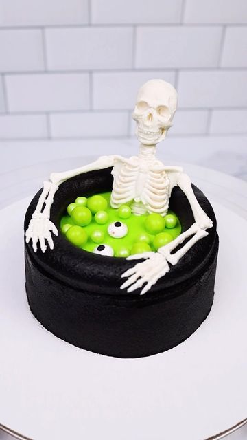 Spooky Halloween Cakes, Eid Sweets, Creepy Halloween Food, Cauldron Cake, Cake Competition, Spooky Cake, Pool Cake, Halloween Cake Decorating, Realistic Cakes