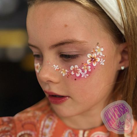 Flower freckles are a must have design in your books! 🌸🌼🌺 we love them! #flowerfreckles #flowerfrecklesmakeup #facepaintfreckles #facepaintflowers Fruit Face Paint, Flower Freckles, Paint Makeup, Paint Face, Freckles Makeup, Face Painting Easy, Face Paint Makeup, Painting Easy, Easy Flower