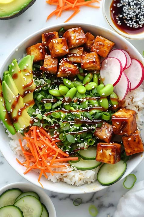 Vegan Poke Bowl - The Daily Dish Food For Vegans, Vegan Asian Bowl, Best Bowl Recipes, Food Bowls Too Pretty To Eat, Poke Bowl Vegetarian, Healthy Food Lunch Ideas, Vegetarian Poke Bowl, Hawaii Poke Bowl, Poke Bowl Aesthetic