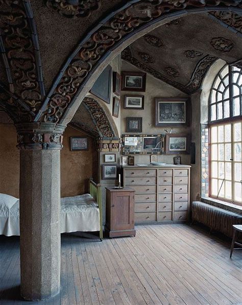 attic room ... wonder what the rest of the house looks like! Mercer House, Victorian Bedroom, Casa Country, Cob House, Design Exterior, Cool Stuff, Handmade Home, Decoration Design, 인테리어 디자인