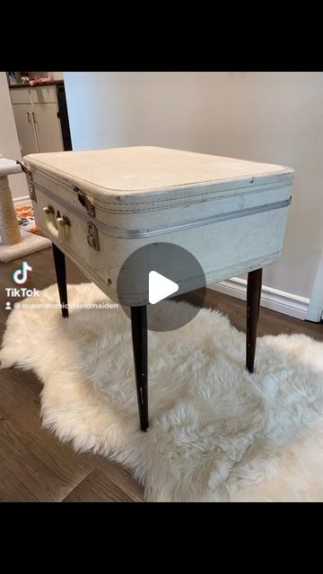 Redo Furniture Ideas, Vintage Suitcase Table, Suitcase Ideas, Makeup Display, Suitcase Storage, Old Suitcases, Custom Luggage, Redo Furniture, Storage Furniture