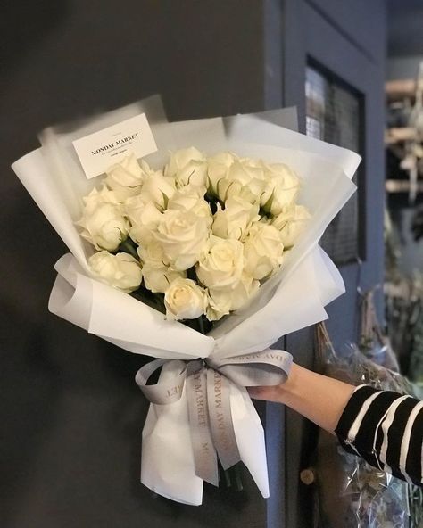 White Rose Flower Bouquet, White Bouquet Flowers, Simple Bouquet Of Flowers, Little Bouquet Of Flowers, Simple Flower Bouquet, Graduation Flowers Bouquet, White Flowers Bouquet, Bouquet White Roses, Flowers White Roses