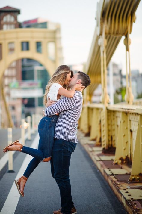 Pittsburgh Engagement Photos, Engagement Photo Outfits Summer, Urban Engagement Photos, Lock Bridge, Engagement Picture Outfits, Fall Engagement Pictures, Urban Engagement, Nyc Engagement, Cute Engagement Photos