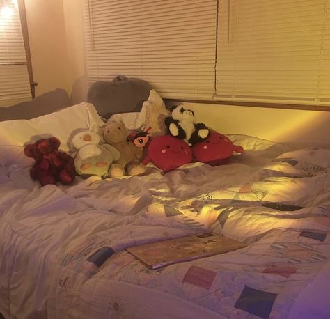 a bed with a bunch of stuffed animals Beds With Stuffed Animals, Bed Filled With Plushies, Bed With A Lot Of Stuffed Animals, Cozy Bed With Stuffed Animals, Weighted Stuffed Animal Aesthetic, Room Ideas Stuffed Animals, Beds With Plushies, Bed With Plushies Aesthetic, Bed With Lots Of Stuffed Animals