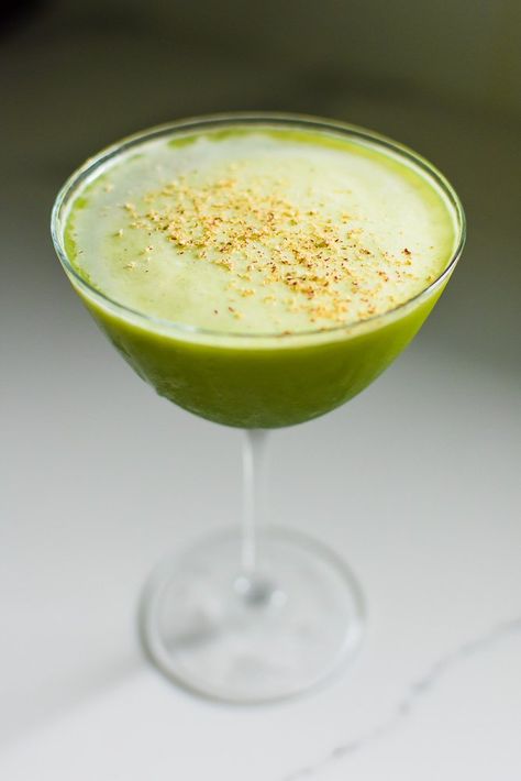 You can make a this sophisticated yet easy creamy matcha cocktail with gin using just a few ingredients in only five minutes. Recipe by Dash of Jazz! Matcha Gin Cocktail, Matcha Alcoholic Drinks, Turquoise Cocktail, Umeshu Cocktail, Thyme Cocktails, Matcha Martini Recipe, Matcha Cocktail Recipes, Dark Green Cocktail, Sake Cocktail Recipes