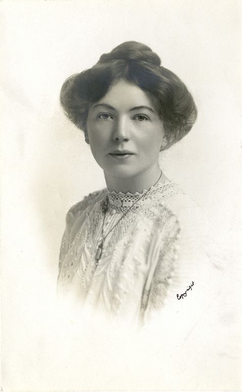 All sizes | Christabel Pankhurst, c.1910. | Flickr - Photo Sharing! Christabel Pankhurst, Romanian Women, Edwardian Hairstyles, Portrait Vintage, Women's Hairstyles, Best Beauty Tips, Photo Vintage, Vintage Portraits, Portrait Gallery