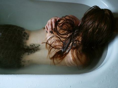 Mermaid Oc, Bathtub Aesthetic, Bathtub Photography, Siren Aesthetic, Siren Core, Dark Mermaid, Siren Mermaid, Siren Song, Mermaid Siren