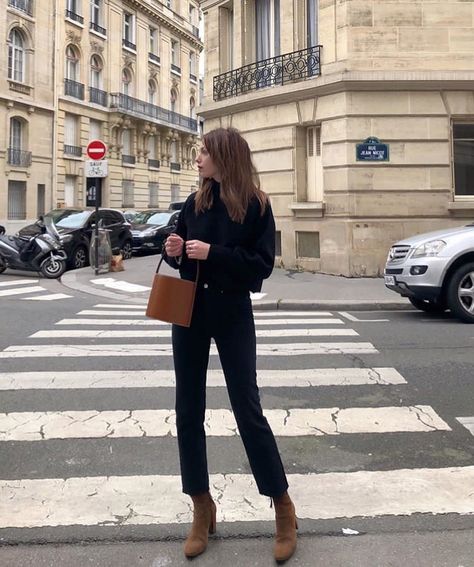 Minimal Streetstyle on Instagram: “By @solenelara” Mode Dope, Looks Jeans, French Girl Style, Jane Birkin, Cooler Look, Looks Street Style, Looks Black, Parisian Chic, 가을 패션