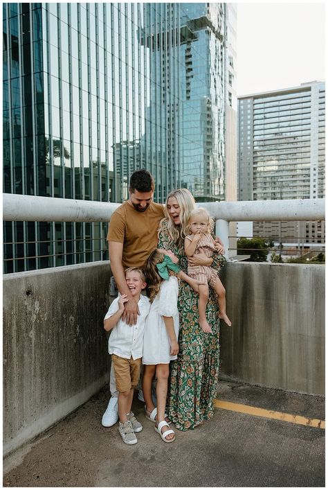 Who says you have to stick to the “traditional” spots for your family photos this year?! This Downtown Austin rooftop family session was a DREAM to document. They had so much fun the entire time, you would never know it was well over 100 degrees! As an Austin lifestyle family photographer, THAT is what I want for your family…every single time. Click to see more from this perfect outdoor family photo session! Family Pictures Downtown, Rooftop Family Photoshoot, Downtown Family Photoshoot, City Family Photos, Urban Family Photos, Fall Photo Outfits, Unique Family Photos, Rooftop Photoshoot, Outdoor Family Photos