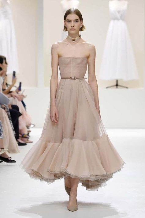 Form-fitting strapless dresses in chiffon and crepe at Dior. Dior Couture Dresses, Givenchy Couture, Ellie Saab, Dress Couture, Hijab Wedding, Elie Saab Couture, Dior Dress, Christian Dior Haute Couture, Haute Couture Dresses