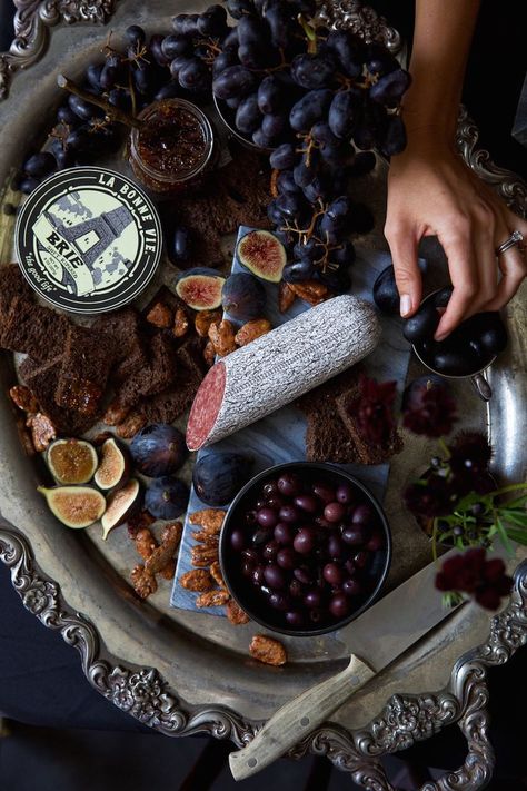 the spookiest, most beautiful cheese plate we've ever seen #käse #wein #dinner Classy Halloween Party, Halloween Charcuterie, Halloween Chic, Halloween Dinner Party, Halloween Party Dinner, Camille Styles, Classy Halloween, Party Food Buffet, Halloween Party Food