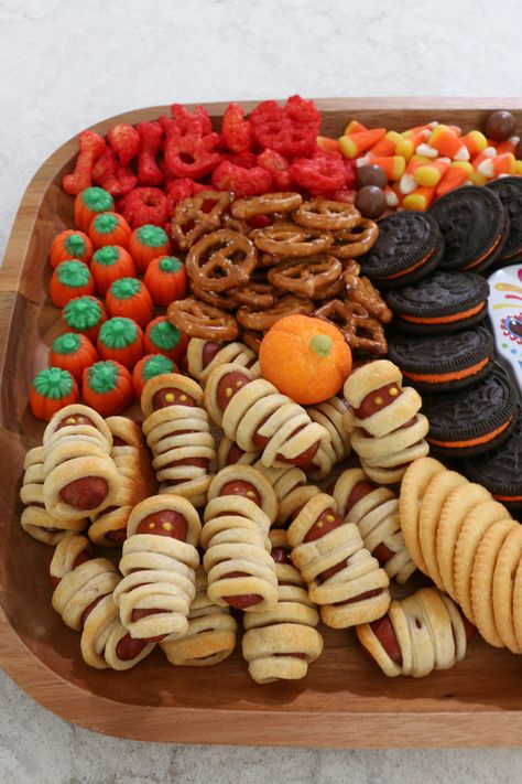 Snack Ideas Halloween, Halloween Movie Night Charcuterie Board, Halloween Food Charcuterie Board, Snack Board Halloween, Halloween Treat Platter, Halloween Charcuttery Board, Chacutery Board Movie Night, Halloween Snack Tray For Kids, Halloween Game Night Snacks