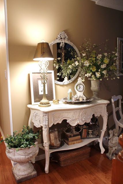 Love this. Common Ground: The Entry Bathrooms Colors, Country Bathrooms, Vstupná Hala, French Country Decorating Living Room, Shabby Chic Decorating, Muebles Shabby Chic, French Country Living, French Country Bedrooms, French Country Living Room