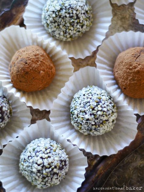 Decadent Spicy Raw Carob Hemp Bites via @audreysnowe Carob Recipes, Spicy Desserts, Sweet Balls, Instant Dessert, Candy Fudge, Wholesome Stuff, Spicy Chocolate, Carob Powder, Cookies Brownies