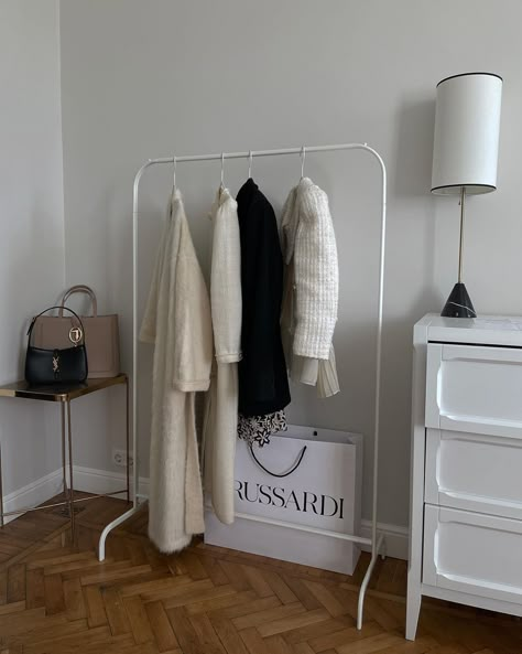 Bedroom Ideas Clean, Aesthetic Walk In Closet, Apartment Aesthetic Vintage, Bedroom Clothing Rack, Cozy Bedroom Minimalist, Bedroom Ideas Organization, Clothing Rack Aesthetic, Clean Room Decor, Hanging Skirts