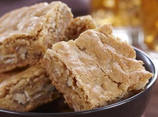 Butterscotch Squares Recipe from the Mennonite Community Cookbook Butterscotch Squares Recipe, Butterscotch Squares, Butterscotch Bars, Mennonite Recipes, Square Recipes, Chocolate Squares, Amish Recipes, Robin Hood, Dessert Bars