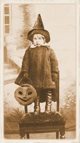 Halloween Costume Clown, Vintage Halloween Photos, Casa Halloween, Carte Halloween, Vintage Halloween Costume, Photos Booth, Vintage Witch, Halloween Images, Halloween Photos