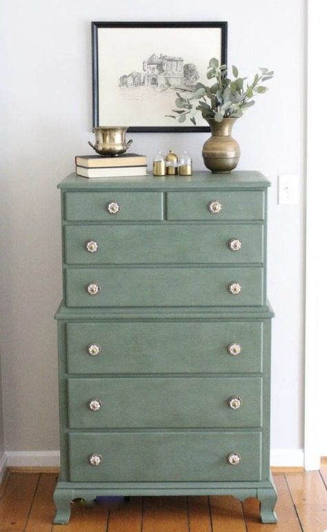 Sage green painted dresser - Green is a hot home decor trend right now, so check out these gorgeous furniture flips. Furniture makeovers with all shades of green paint | Green painted furniture. Green Painted Furniture, Dresser Painted, Green Dresser, Wood Furniture Plans, Amy Howard, Green Furniture, Painted Dresser, Wood Dresser, Coaster Furniture