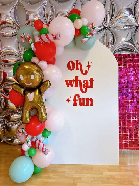 20 Gingerbread Christmas Party Ideas - Lady Celebrations Gingerbread Themed Tablescape, Gingerbread Holiday Party, Gingerbread Man Theme Party, Gingerbread Party Centerpieces, Oh What Fun Christmas Party, Christmas Party Backdrop Diy, Diy Peppermint Decorations, Town Christmas Festival Ideas, Outdoor Christmas Party Decor