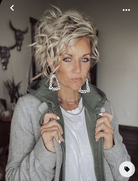 Blonde Hair Pictures, Wild Tribe, Hairstyles For Ladies, Curly Hair Photos, Messy Short Hair, Edgy Short Hair, Hairdos For Short Hair, Curly Hair Inspiration, Short Hair With Layers