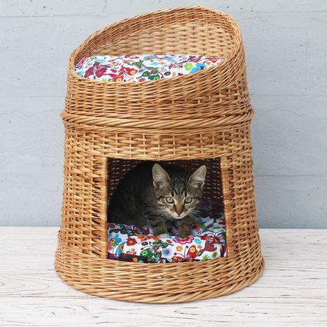 2-tier wicker cat condo bed Wicker Cat Bed, Wall Basket Storage, Hanging Basket Wall, Wicker House, Willow Wreath, Cat Basket, Craft Home, Cat Beds, Cat Condo