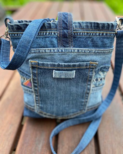 Denim Totes Diy Bag Patterns, Denim Crossbody Bag Diy, Diy Jeans Bag Tutorial, Bag From Old Jeans, Tas Denim, Blue Jean Purses, Recycled Jeans Bag, Denim Bag Diy, Denim Bag Patterns