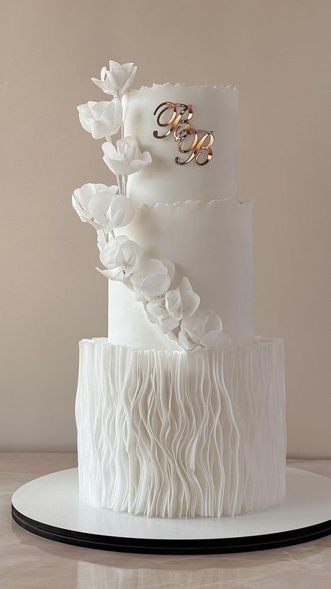 Wedding Cake 2024, Huge Wedding Cakes, Classy Wedding Cakes, Cube Cake, Brides Cake, Elegant Modern Wedding, Dream Wedding Cake, Wedding Gifts Packaging