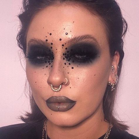 Dark Fairy Makeup, Vampire Makeup Halloween, Devil Makeup, Birthday Makeup Looks, Prosthetic Makeup, Halloween 23, Rhinestone Makeup, Casual Makeup, Art Jewelry Design