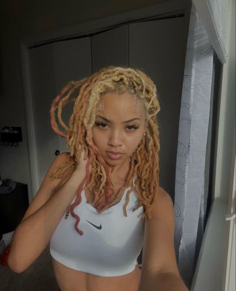 Dreads On Light Skin Women, Light Skin With Dreads, Brown And Blonde Locs, Light Brown Locs, Blonde Locs Black Women, Bleached Locs, Honey Blonde Locs, Fluffy Locs, Dreads Black Women