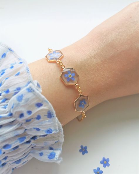 Forget Me Nots Jewelry, Forget Me Not Resin Jewelry, Pressed Flower Bracelet, Resin Flower Bracelet, Resin Products To Sell, Resin Jewelry Aesthetic, Resin Flowers Jewelry, Dried Flowers Jewelry, Resin Art Bracelet